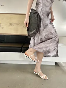 Sandales élégantes à fines brides blanches et petit talon avec bout ouvert pour femme