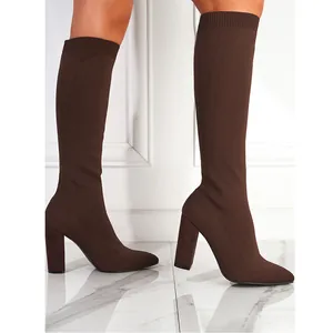 Elegante bruine hoge stretchlaarzen met spitse neus en blokhak voor vrouwen.