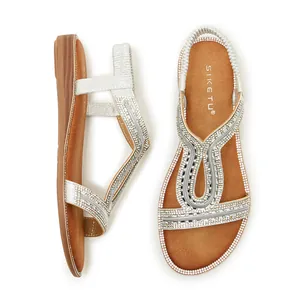 Vista dall'alto e laterale di sandali boho argento con dettagli in strass luccicanti ora