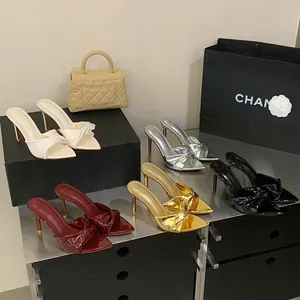 Verschiedene Farben spitzer Stiletto-Mules mit gedrehtem Riemendesign in der Anzeige