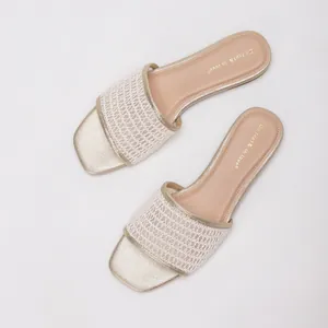 Elegante beige Pantoletten für Damen mit eckiger Zehenpartie und gewebtem Mesh-Riemen