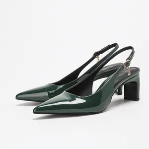 Escarpins slingback en cuir verni vert foncé à bout pointu et talons carrés confortables.