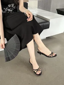Sandales élégantes à fines brides et petits talons noirs pour femmes