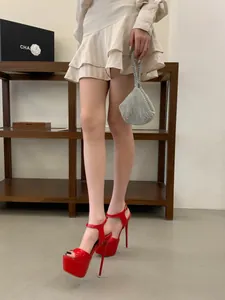 Escarpins à plateforme en cuir verni rouge portés par un mannequin pour les soirées