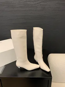 Elegante crème lederen kniehoge rijlaarzen met een lage hak en een vierkante neuspartij