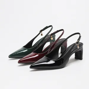 Escarpins slingback à bout pointu et talon bloc en cuir verni brillant