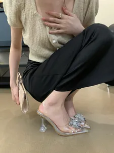 Escarpins argentés élégants avec fleurs en strass et talon en cristal transparent en forme de verre
