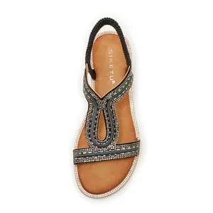 Dettaglio sandalo basso bohémien con cinturini in strass scintillanti e retro elastico