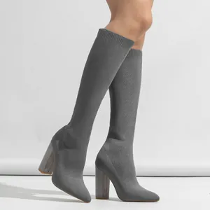 Detailansicht der grauen Strick-Knie-Stiefel mit Blockabsatz von der Seite