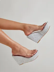 Vrouwen sandalen met zilveren glitters en transparante bandjes voor een chic effect