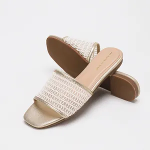 Elegante goldene flache Pantoletten mit eckiger Zehenpartie und Netzriemen für Damen