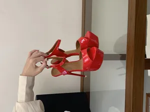 Sandales à plateforme en cuir verni rouge avec talons aiguilles pour soirées