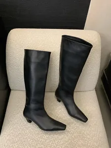 Perspectiefzicht van elegante zwarte leren ruiterslaarzen met retro vierkante neus