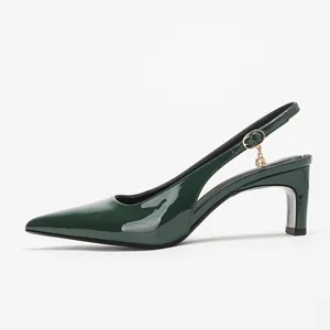Escarpins slingback vert foncé à bout pointu avec talon bloc et finition en cuir verni.