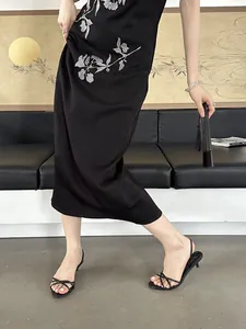 Sandales élégantes à petit talon chaton noir avec fines brides et bout ouvert pour femme.