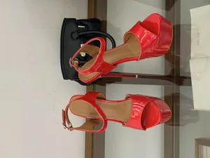 Vue détaillée des sandales à plateforme en cuir verni rouge à talons aiguilles