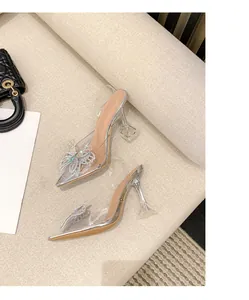 Elegante transparente PVC-Heels mit spitzer Kappe und glitzerndem Strass-Schmetterling
