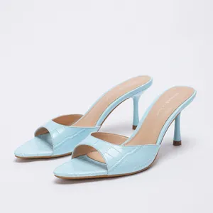 Elegante hellblaue Pantoletten mit Krokodilprägung und hohem Absatz für einen schicken Look