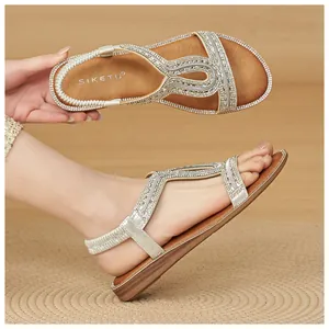 Dettaglio ravvicinato dei sandali boho argento con strass e cinturino elastico lucido
