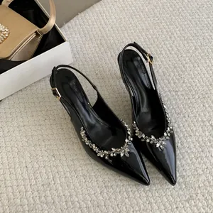 Elegante schwarze Stilettos mit spitzer Zehenpartie, Strassverzierung und Slingback-Riemen