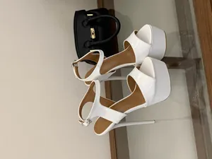 Sandales à plateforme en cuir verni blanc avec bride cheville pour soirées club.