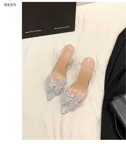 Detailansicht transparenter PVC-Heels mit Strass-Schleifen und Sektglas-Absatz
