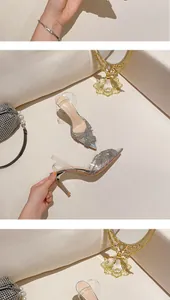 Eleganti tacchi alti a punta con cinturini in strass scintillanti e design trasparente