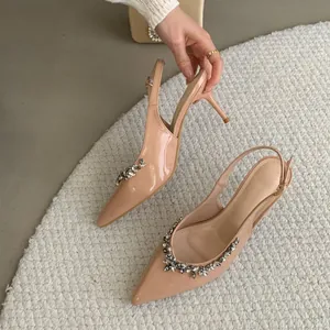 Detailansicht von hautfarbenen Stilettos mit spitzer Kappe und luxuriösem Strassbesatz