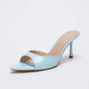 Elegante hellblaue Pantoletten mit Krokodilprägung und Stiletto-Absatz für Damen
