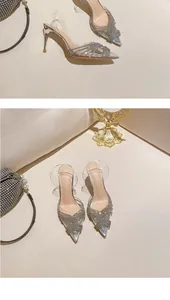 Dettaglio scarpe argento a punta con cinturini di strass scintillanti e PVC