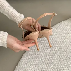 Elegante nudefarbene spitze Slingback-Stilettos mit glitzernden Strassdetails und schmalem Absatz