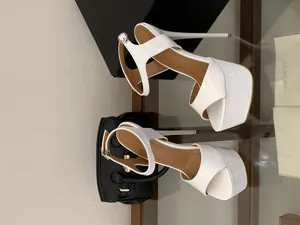 Vue détaillée de sandales à plateforme en cuir verni blanc avec d'élégants talons aiguilles de 16 cm