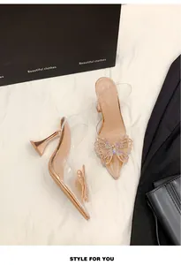 Makroansicht der Kristall-Strass-Schmetterlingsverzierung auf transparenten PVC-Heels