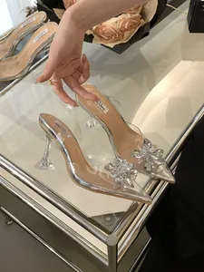 Vue détaillée de talons hauts élégants avec fleur de cristal et talon verre à vin