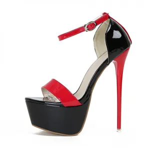 Vue latérale de sandales à talons aiguilles et plateforme en cuir verni rouge et noir