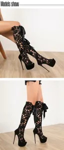 Detailansicht der schwarzen Plateau-High-Heels mit Cut-Outs und Satin-Schnürung