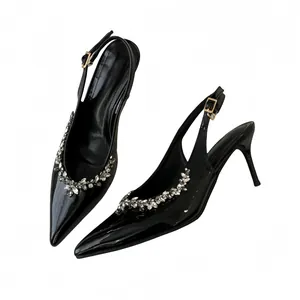 Schwarze spitze Slingback-Stilettos mit funkelnden Strasssteinen und schmalem Absatz
