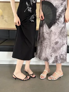 Sandales élégantes à petits talons chatons avec fines brides en noir et en blanc