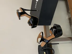 Sandales sexy en cuir verni noir à talons aiguilles de 16 cm pour fêtes et scène.