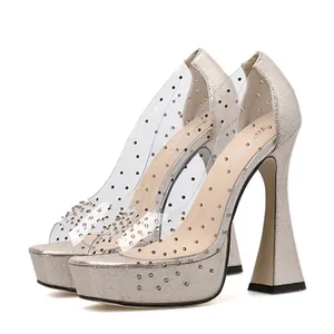 Elegante goudkleurige platform hakken met strass-steentjes en transparant PVC bovenwerk