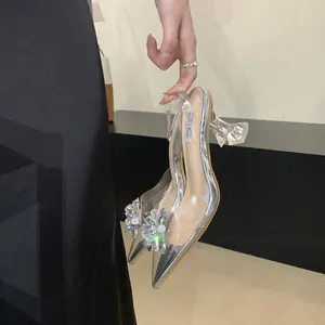 Vue détaillée d'escarpins argentés avec fleur en strass et talon verre à vin cristal