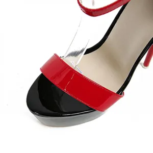 Vue détaillée de la bride en cuir verni rouge et du plateau noir sur sandale à talons hauts.