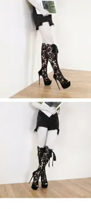 Detailansicht der schwarzen kniehohen Stilettostiefel mit Cut-outs, Plateau und Schleife