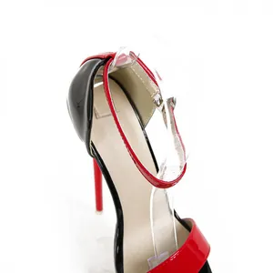 Gros plan sur le talon aiguille de 16 cm et la bride rouge d'une sandale