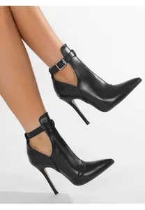 Seitenansicht der schwarzen spitzen Stiletto-Stiefeletten mit Ausschnitt-Design.