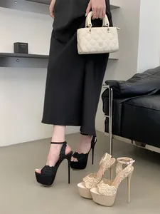 Eleganti tacchi alti ricamati in pizzo con plateau e cinturino alla caviglia moda.