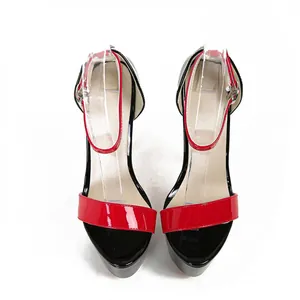Gros plan de sandales à plateforme de 16 cm avec finition en vernis rouge et noir chic.
