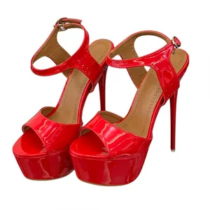 Sandales à talons hauts de 16 cm en cuir verni rouge brillant avec bride de cheville réglable.