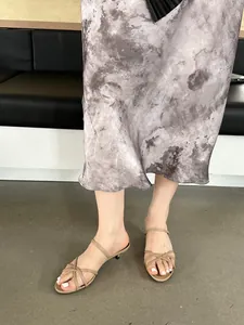 Sandales élégantes à lanières beiges avec petit talon et bout ouvert pour femmes