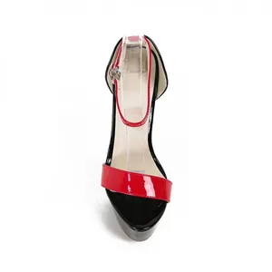 Vue de dessus de sandales à talons aiguilles plateforme en cuir verni rouge et noir